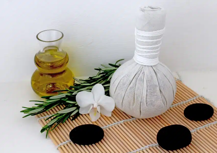 اجرای ماساژ کمپرس گیاهی یا هربال کمپرس